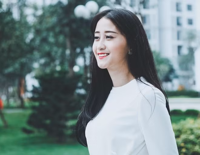 Sở hữu vẻ đẹp dịu dàng với khuôn mặt V-line, đôi môi nhỏ, Phạm Thúy Nga, còn được gọi là Nga Anh, từng được coi là bản sao của Hà Lade. Tuy rất vui khi được mọi người ví von như vậy, 9X cũng cảm thấy ngại ngùng vì bản thân cô là người trầm tính, không quen với sự chú ý.