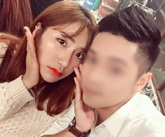 Gần đây nhất, hình ảnh của cô gái có tên Quỳnh Trang được dân mạng so sánh với “phiên bản nữ” của ca sĩ Sơn Tùng cũng nhận được sự chú ý. Chia sẻ với Zing.vn, Trang cho biết cô rất buồn và mệt mỏi vì những bình luận chế giễu, xúc phạm từ người xa lạ nói cô dao kéo để trông như nam ca sĩ. Đồng thời, cô cũng nói thêm rằng bản thân rất hay nghe nhạc của Sơn Tùng và hy vọng các fan của nam ca sĩ hãy hiểu và đừng “ném đá” mình.