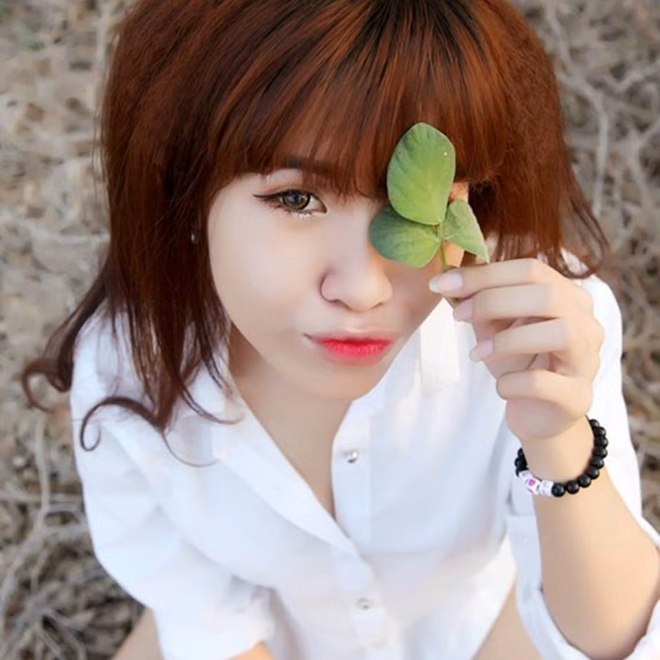 Cô nàng Trịnh Thị Phú Luôn (sinh năm 1993) cũng từng khổ sở khi bị so sánh với ca sĩ Khởi My. Cuộc sống của 9X hoàn toàn bị xáo trộn khi hàng ngày cô liên tục nhận được nhiều lời mời kết bạn, inbox và cả sự mạt sát, công kích từ dân mạng vì cho rằng cô cố tình “ăn theo” Khởi My để nổi tiếng. Trò chuyện với Phú Luôn, cô tâm sự rất buồn, mệt mỏi và không hề có ý định mượn danh ngôi sao như dân mạng đồn đoán.