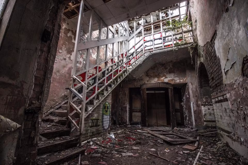 Từ năm 1942 đến 1944, hơn 20 bệnh nhân đã được thực hiện phương pháp phẫu thuật gây tranh cãi lobotomy. 1 người đã thiệt mạng sau khi thực hiện hình thức chữa trị man rợ này tại đây. Bệnh viện tâm thần được thiết kế bởi kiến trúc sư Thomas Full James, được xây dựng vào năm 1848. Sau đó, bệnh viện bị chính phủ chỉ định phải đóng cửa vào năm 1995. Tất cả bệnh nhân đều được chuyển đi sau đó.