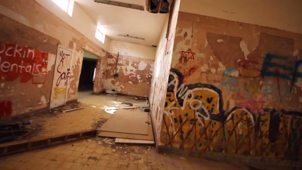 Tòa nhà lớn bây giờ là một địa điểm đáng sợ.