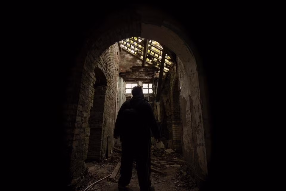 Mái nhà không còn có gạch để tránh mưa.