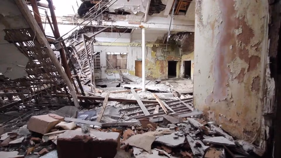 Bệnh viện từng có nhiều lồng chứa để giam bệnh nhân.