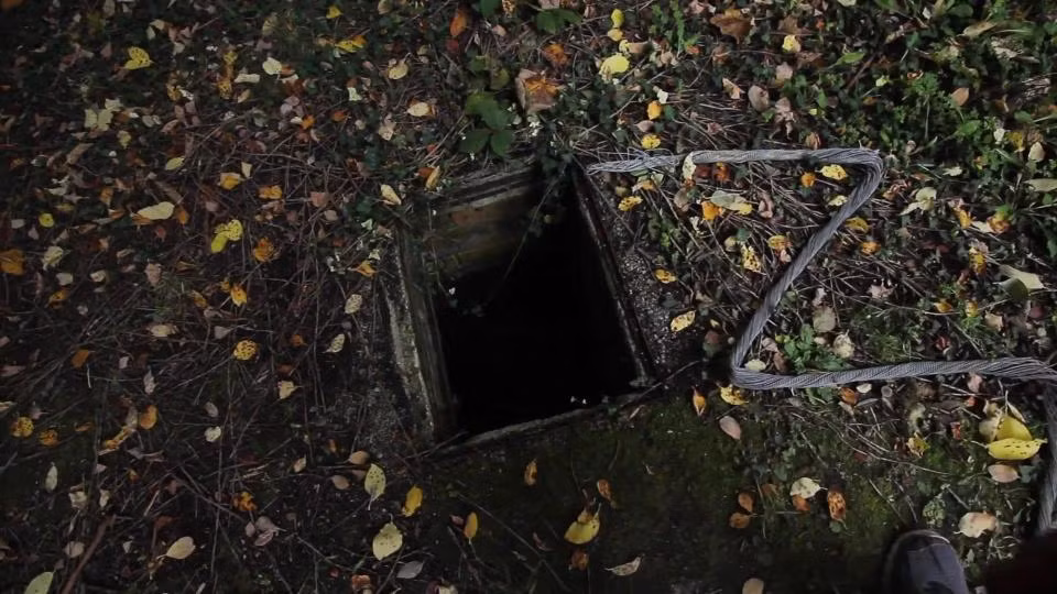 Một lỗ hổng trên mặt đất bên ngoài bệnh viện vẫn là điều bí ẩn.