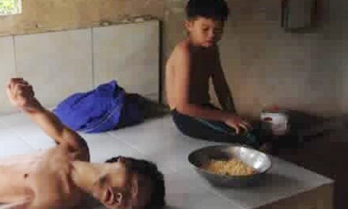 Xot xa cau be chan vit thue cham soc bac bai nao