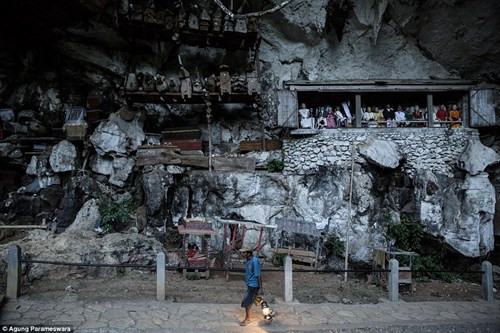 Những xác chết được chôn cất trong hốc đá trong khi xác trẻ em thì được để trong các hốc cây lớn.