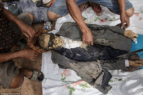 Người thân sẽ mặc cho người quá cố những bộ trang phục mới.