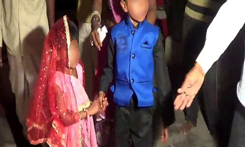 Ảnh cắt từ video đám cưới tập thể, trong đó, cô dâu và chú rể đều còn là trẻ em ở Chittorgarh, miền bắc Ấn Độ.