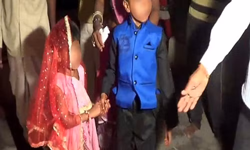 Ảnh cắt từ video đám cưới tập thể, trong đó, cô dâu và chú rể đều còn là trẻ em ở Chittorgarh, miền bắc Ấn Độ.