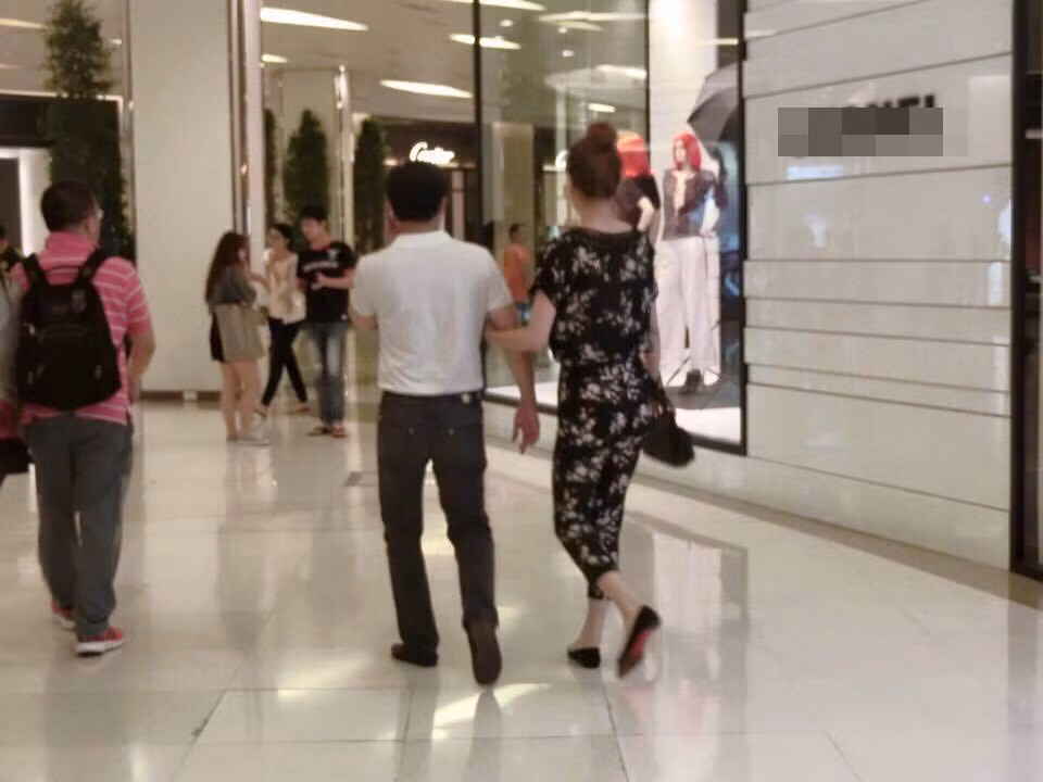 Ngay sau đó, cư dân mạng đã chia sẻ hàng loạt hình ảnh Hồ Ngọc Hà tay trong tay cùng người tình ở khu thương mại Siam Paragon tại Bangkok, Thái Lan. Ở bức ảnh chụp nghiêng, cư dân mạng có thể nhận ra dung nhan người được cho bạn trai của cô - đại gia kim cương.