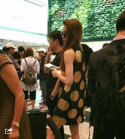 Hình ảnh Hồ Ngọc Hà và đại gia Khoa sánh bước ở sân bay Singapore cũng được cư dân mạng truyền tay nhau với tốc độ chóng mặt.