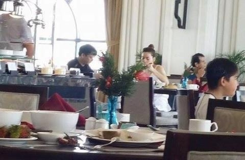 Hà Hồ còn công khai dùng bữa với đại gia kim cương tại một nhà hàng vào cuối tháng 12 vừa qua. Đây là lần đầu tiên, hình ảnh Hà Hồ và bạn trai đại gia công khai hẹn hò giữa ban ngày được cư dân mạng "phát giác".