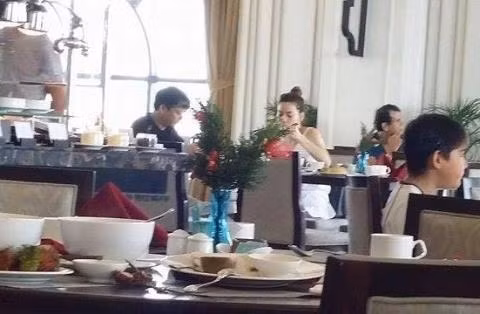 Hà Hồ còn công khai dùng bữa với đại gia kim cương tại một nhà hàng vào cuối tháng 12 vừa qua. Đây là lần đầu tiên, hình ảnh Hà Hồ và bạn trai đại gia công khai hẹn hò giữa ban ngày được cư dân mạng "phát giác".