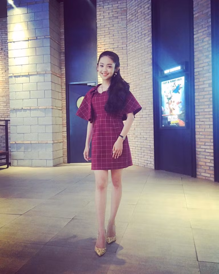 Thúy Vi khâm phục Hồ Ngọc Hà "Đàn bà thông minh làm nhiều hơn nói, biết cách im lặng những lúc không cần đôi co. Đàn bà ngu ngốc lúc nào cũng tỏ ra nguy hiểm, miệng xổ lời độc địa độc hơn nọc rắn. Và bởi vì Hà Hồ sẽ luôn nằm ở một đẳng cấp khác !".