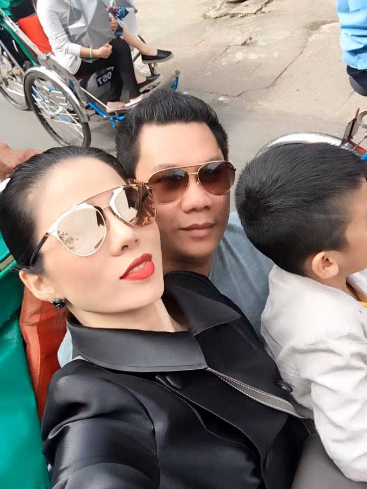 Lệ Quyên "Ra Đà Nẵng ngày trời trở gió, anh ý nói một câu xanh rờn: Đà Nẵng lạnh, 20 độ, vô duyên quá mẹ nhỉ (vì chắc không cho anh ý tắm biển ạ) chết cười... may mà hôm nay bắt đầu có nắng, làm một vòng Hội An để Hà Nội thẳng tiến nào!!!".