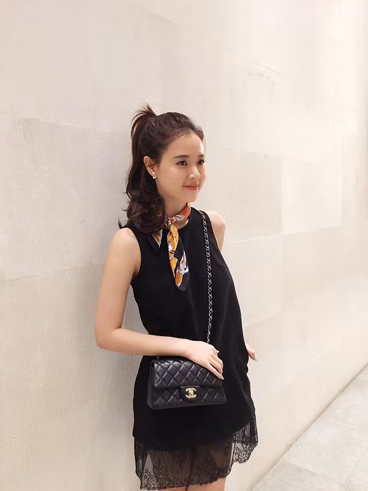 Hotgirl Midu xinh đẹp "Ngày thần tài , thử cột hết tóc lên " đón tài lộc " nào".