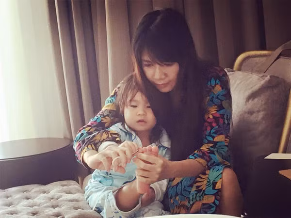 Minh Hà - bà xã Lý Hải tỉ mẩn làm móng cho con gái yêu "Làm nail cho khách Vip".