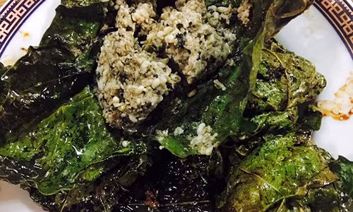 Món xôi kết hợp với trứng kiến. Ảnh: Tiểu Lâm