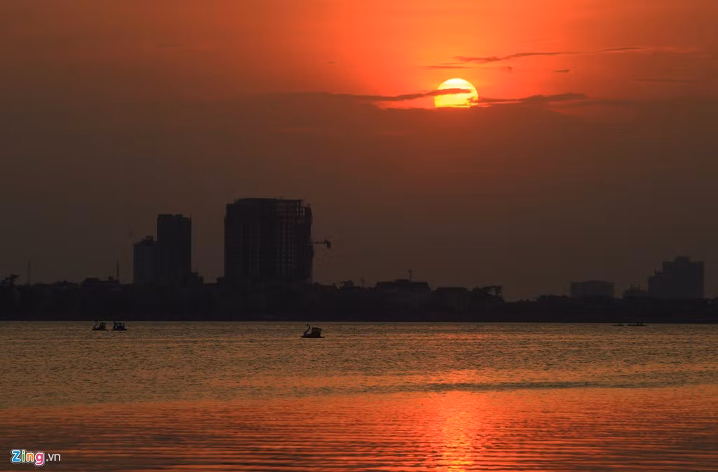 Hồ Tây vẫn được khai phá, cải tạo vào thời nhà Trần. Công chúa Túc Trinh con Vua Trần Thánh Tông (1258-1278) rời cung điện ra vùng Bắc kinh thành Thăng Long, rồi bỏ tiền phát chẩn, cấp giống vốn cho dân nghèo làm ăn sinh sống.