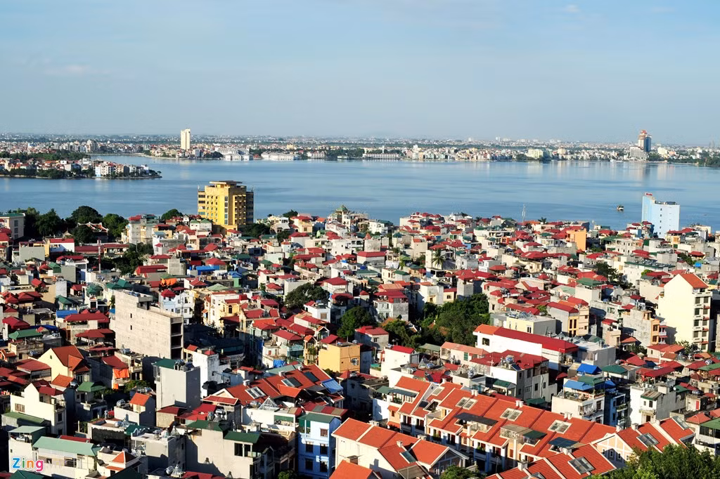 Hồ Tây có diện tích hơn 500 ha, chu vi 18 km, nằm ở vị trí phía tây bắc của trung tâm Hà Nội.