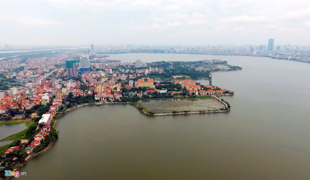 Lịch sử ghi nhận hồ Tây là hồ ngoại sinh, có dạng lòng chảo, là một đoạn của sông Hồng xưa ngưng đọng lại sau khi sông đổi dòng chảy.