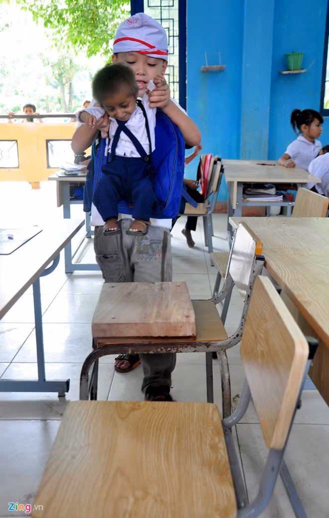 Ông Đinh Văn An (cha của K'Rễ), cho hay từ nhà đến trường ở trung tâm xã Sơn Ba mất đến 4 tiếng đi bộ băng rừng, lội suối. Ngoại hình con trai ông nhỏ bé nên nhiều năm qua hai vợ chồng cứ lo cậu bé tý hon không thể đến trường học tập.