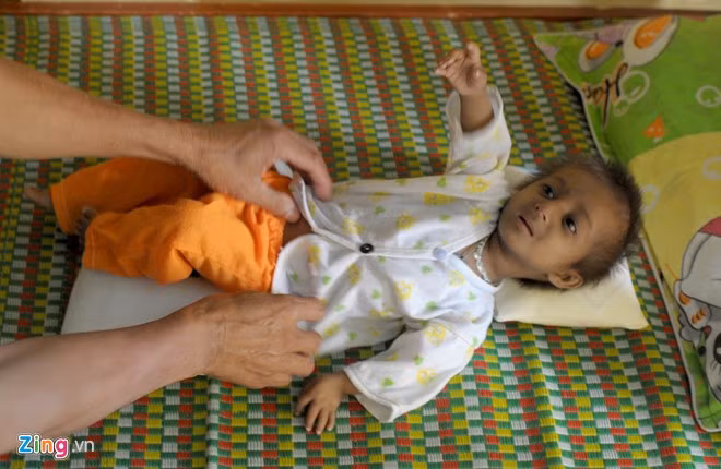 Vào buổi trưa hay tối, thầy, cô giáo hoặc các anh, chị lớp lớn thay nhau chuẩn bị gối, chăn vỗ về giấc ngủ bé K'Rễ. Do hoàn cảnh kinh tế gia đình khó khăn, cuối tuần, vợ chồng ông An mới đến khu nội trú của trường đón con về thăm nhà ở làng Gò Da. Đến chiều chủ nhật, họ lại đưa bé trở lại trường.