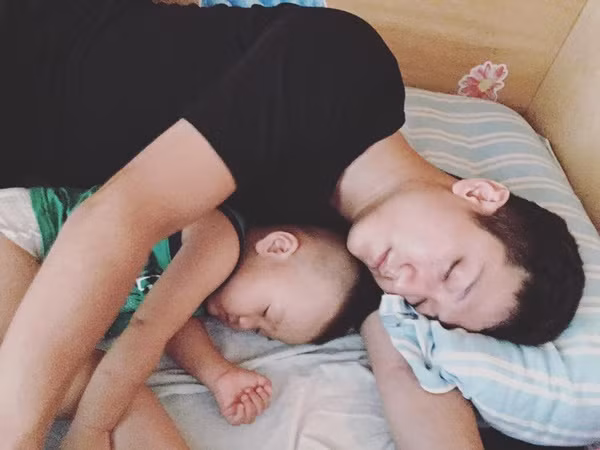 Dù chia tay nhưng Thu Quỳnh vẫn tạo điều kiện cho con trai gặp bố. "Tôi sinh ra con ra và hơn ai hết, tôi mong muốn Be có tình cảm của cả hai bên gia đình nội ngoại. Tôi luôn nghĩ mình đã làm điều sai với con khi không giữ được gia đình cho bé. Chính vì thế, tôi phải cố gắng hết sức để tạo điều kiện cho cháu có những giây phút ở bên cạnh bố. Cũng rất may, Be là một chàng trai mạnh mẽ và bản lĩnh" - Thu Quỳnh tâm sự trong một bài phỏng vấn.