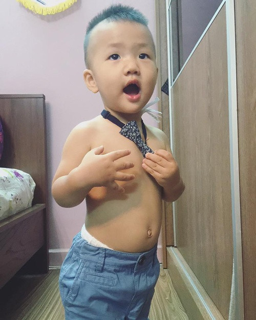 Cậu nhóc có vẻ ngoài bụ bẫm, gương mặt giống bố.