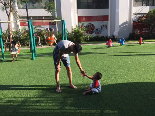 Anh còn dành thời gian vui đùa với con trong những ngày nghỉ.