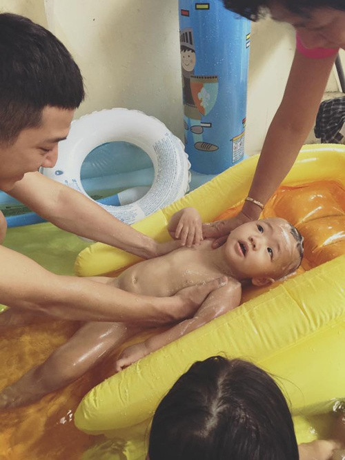 Nhóc tỳ được bố và ông bà nội chăm sóc rất chu đáo.