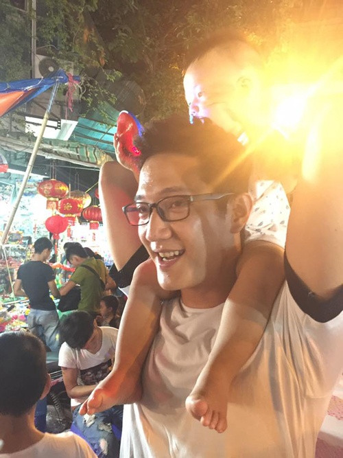 Sau ly hon Chi Nhan lien tuc khoe anh cham soc con