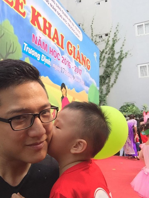 Trong ngày khai giảng năm học mới, Chí Nhân đến trường gặp con trai.