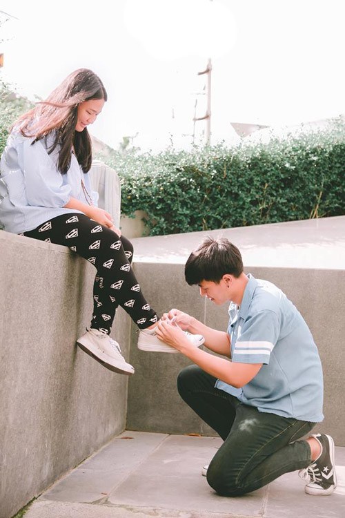 Đây là cặp đôi đến từ Thái Lan, cô gái xấu xí trong hình là Phupe Park (19 tuổi, học ngành Y tế Công cộng tại trường ĐH Mahidol) và chàng trai là Anantapanyakorn (19 tuổi, học trường ĐH Thammasat). Cách đây một tháng (tháng 9/2016), cặp đôi “đũa lệch” vừa kỷ niệm hai năm yêu nhau. Phupe Park cho hay, cô gặp Anantapanyakorn lần đầu tiên khi còn là học sinh lớp 11. Khi đó, cô nàng nặng 91kg, trong khi chỉ cao 1m58, còn anh chàng cao 1m72, nặng 80kg. Ấn tượng với vẻ thư sinh, đẹp trai của cậu bạn bằng tuổi, cô “thầm thương, trộm nhớ” rồi chủ động liên lạc với anh qua mạng xã hội.