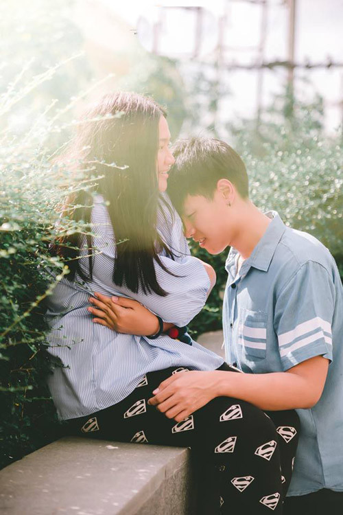 Một bên là anh chàng cao ráo, điển trai, sở hữu nụ cười tỏa nắng, một bên là cô gái sồ sề, đôi mắt húp híp và làn da đen nhẻm... Hai người không có chút liên quan nào về ngoại hình này lại là “người yêu đích thực” của nhau. Nhìn cách họ yêu thương nhau trong từng khung hình, nhiều người phải gật gù thừa nhận, ngoại hình chẳng ảnh hưởng gì đến tình yêu. Cô gái mập mạp cười tít mắt, tạo dáng nhắng nhít bên người yêu, còn anh chàng thư sinh thì luôn nhìn “một nửa” của mình bằng ánh mắt đắm đuối.