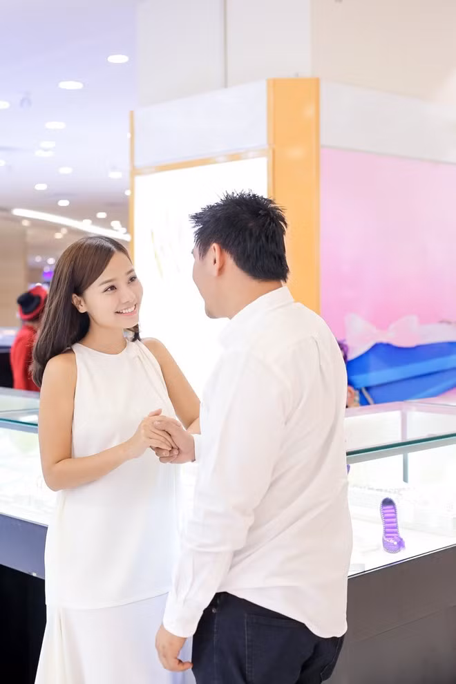 Khanh Hien nam tay di mua nhan cuoi cung hon phu Viet kieu