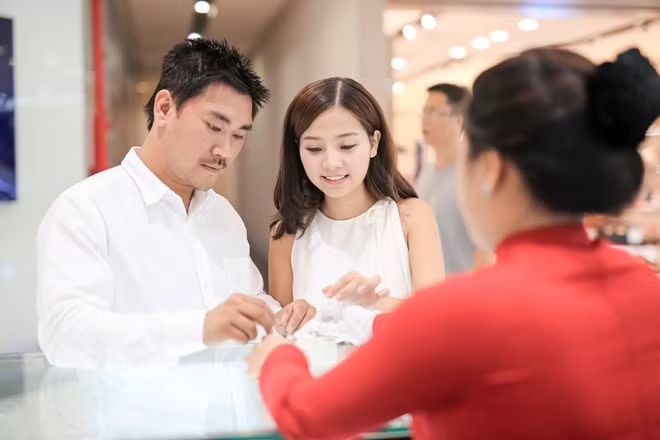 Cả hai đều là trụ cột gia đình nên họ dễ đồng cảm với nhau. Khánh Hiền chưa từng kể về gia cảnh với James Ngô, chính anh tự tìm hiểu về quá khứ chịu nhiều thiệt thòi của bạn gái. Cô đi làm từ năm 13 tuổi, 15 tuổi phải trải qua nhiều nghề để kiếm tiền nuôi gia đình.
