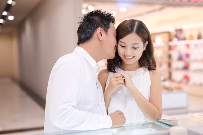 Đám cưới của Khánh Hiền - James Ngô được tổ chức vào cuối tháng 11. Họ có 3 lễ cưới tại quê nhà cô dâu, quê nhà chú rể và đãi tiệc bạn bè, đồng nghiệp tại TP.HCM.