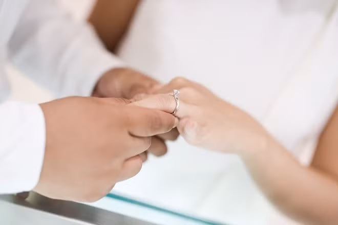 Khánh Hiền tiết lộ cô và mẹ chồng khá hợp nhau. Ngay từ lần đầu gặp gỡ, bà đã hối thúc con trai sớm lập gia đình với cô. Diễn viên sinh năm 1990 chưa từng sang Mỹ thăm gia đình chồng.