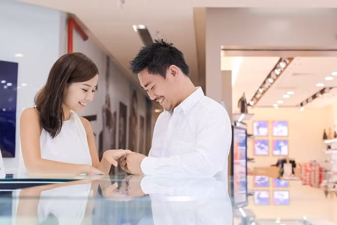Sau buổi chụp ảnh cưới, James Ngô đưa Khánh Hiền đi chọn nhẫn. Cặp đôi không giấu được niềm vui khi đeo nhẫn cho nhau.