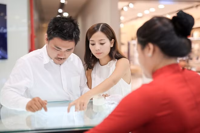 Sau khi nhận lời cầu hôn, nữ diễn viên Khánh Hiền cùng nhà quay phim của Taxi, em tên gì? thực hiện bộ ảnh cưới tại Đà Lạt và các điểm du lịch ở TP.HCM. Nhận xét về hôn phu, nữ diễn viên khen anh là người chu đáo, tâm lý và tận tình.