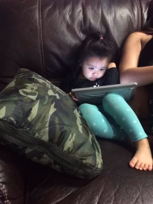 Trước đó, chuyện tình của cặp đôi này từng một thời xôn xao và gây được sự chú ý từ phía cộng đồng mạng. Chàng trai có gương mặt xấu xí tên là Trần Lâm, sinh năm 1991, đang sinh sống tại TPHCM. Vì gặp tai nạn từ khi còn nhỏ nên khuôn mặt của Lâm bị bỏng tới 90%.