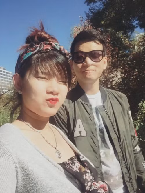 Từ đó, Lâm luôn tự ti về ngoại hình xấu xí của mình. Vì luôn mặc cảm nên Lâm không bao giờ dám chủ động làm quen với bất cứ cô gái nào. Chỉ đến khi gặp Thu Hiền, sinh năm 1994, anh chàng đã bị đổ gục hoàn toàn bởi ngoại hình xinh đẹp, dịu dàng của cô. Và 5 năm yêu nhau trong cấm cản của gia đình, họ đã có 1 đám cưới viên mãn.