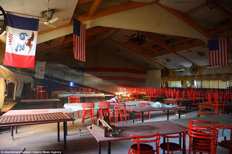 Hai nhà hàng lớn đủ chỗ cho hàng trăm khách.