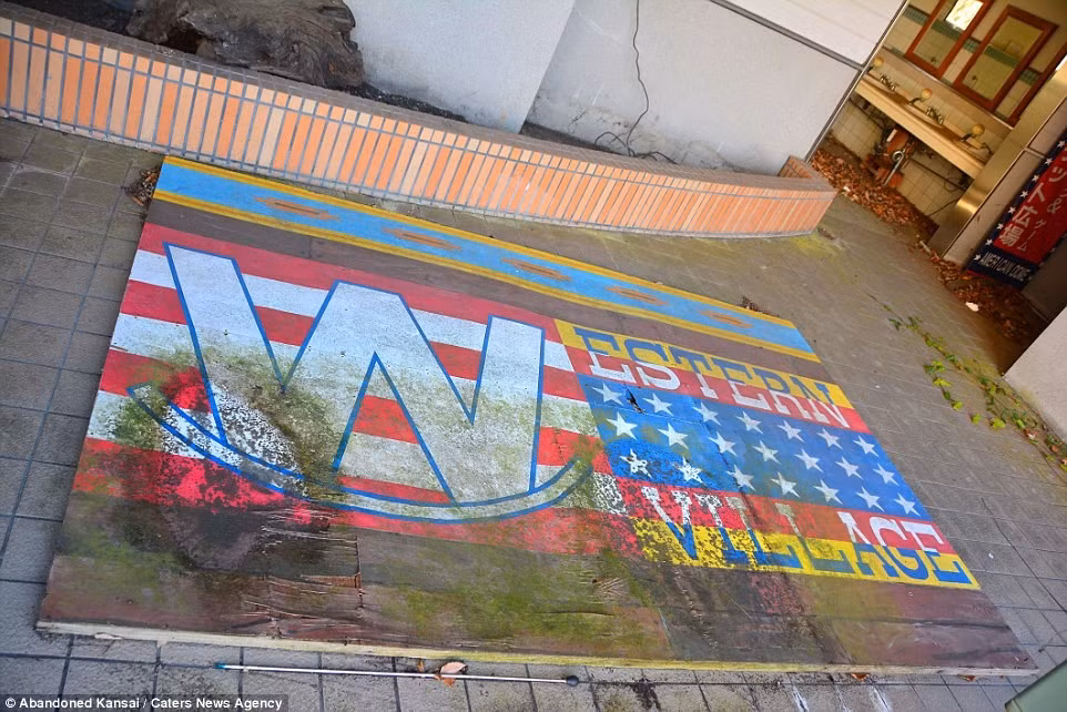 Western Village còn có khách sạn, hiệu cắt tóc, nhà băng, xưởng rèn và văn phòng cảnh sát giống như thật. Bạn có thể mặc đồ hóa trang và chụp ảnh ở một buồng chụp.