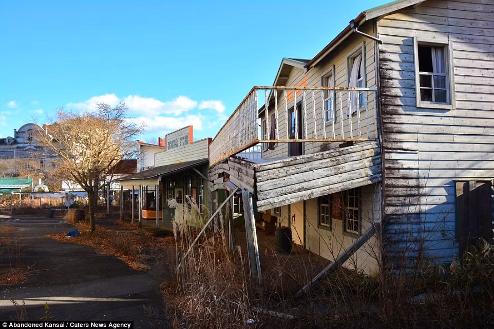 Từ khi bị bỏ hoang, nhiều tòa nhà trong Western Village đã đổ nát.