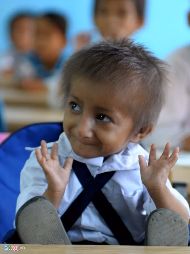 Trong giờ học nhạc, cậu bé vỗ tay cùng bạn bè tập hát. "Lúc đầu, việc dạy học cho em gặp nhiều khó khăn nhưng sau vài tuần, bé K'Rễ bắt chước bạn rất nhanh: Vỗ tay tập hát, cầm phấn viết vào bảng con, đứng dậy chào cô giáo. Em cũng có thể tự đi về khu nội trú... Hình ảnh nam sinh trong lớp đã gợi cho tôi nhiều cảm xúc, thấy thương em nhiều lắm", nữ giáo viên bộc bạch.