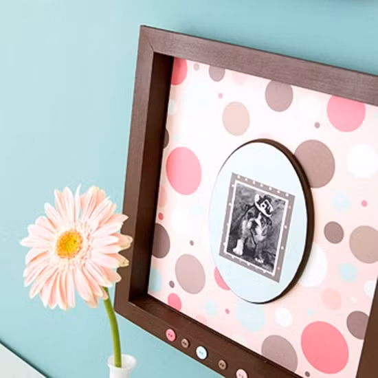 8. Trang trí khung Không làm nền cho khung ảnh, giấy dán tường cũng có thể được dán khéo léo xung quanh khung ảnh giúp cho những bức ảnh dán bên trong khung trở nên đáng yêu và đẹp mắt trên tường nhà.