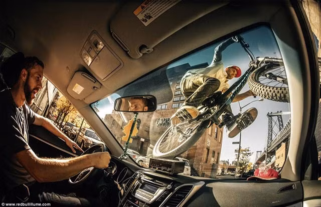 Ale Di Lullo giành giải Sáng tạo với bức ảnh chụp Aaron Chase phóng qua một chiếc xe ở Brooklyn, Mỹ.