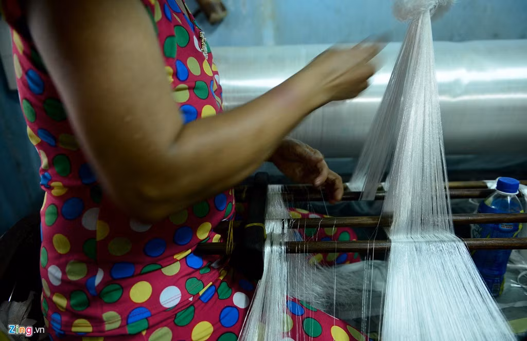 Những năm 1993 trở về sau, vải Bảy Hiền không đủ sức cạnh tranh với vải Trung Quốc nên thị phần dần bị thu hẹp khiến ngành dệt chựng lại.